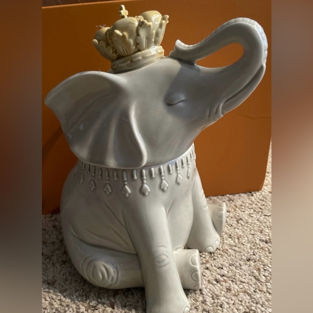 Ceramic Elephant Cookie Jar in Light Gray
